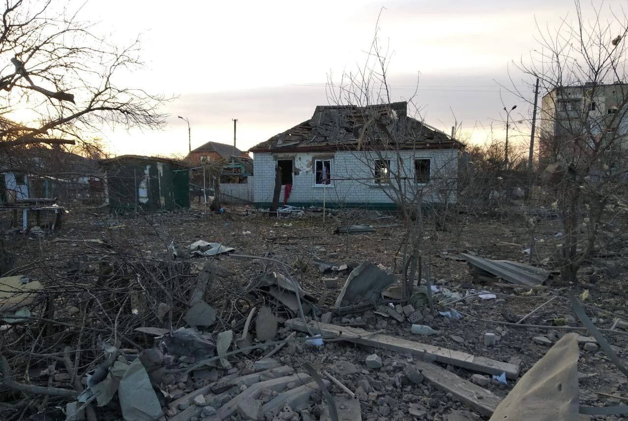 Оккупанты запустили «Искандер» по посёлку в Киевской области: разрушен дом на 60 квартир 1