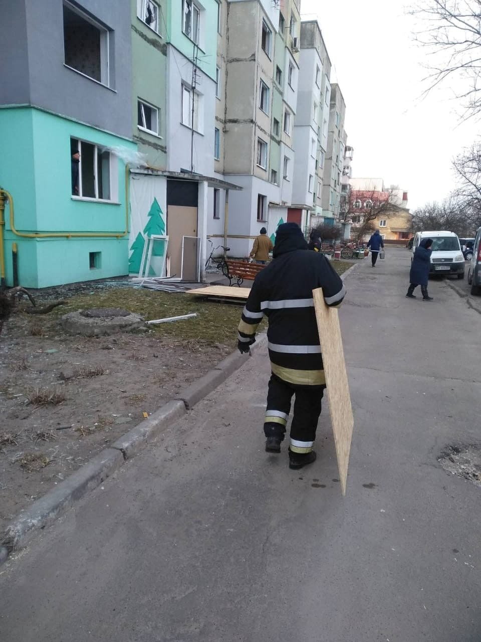 Оккупанты запустили «Искандер» по посёлку в Киевской области: разрушен дом на 60 квартир 2