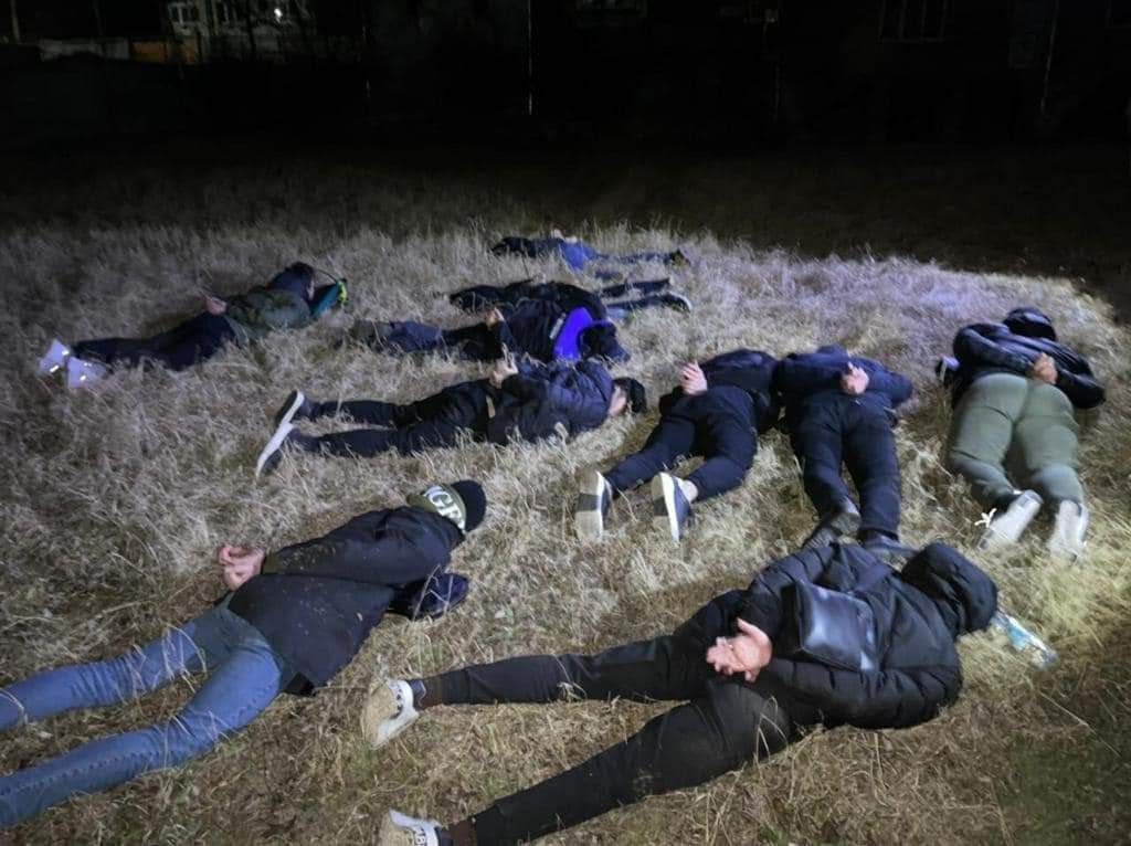 В Черновицкой области на границе задержали мужчину в женской одежде: пытался выехать с паспортом жены 3