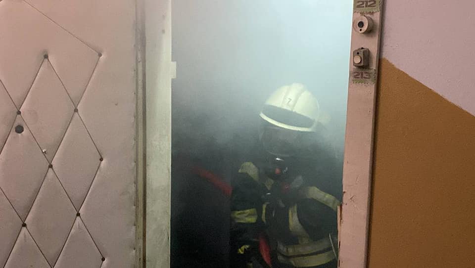 В Киеве снаряд оккупантов попал в многоэтажку и частный дом: есть пострадавший 4