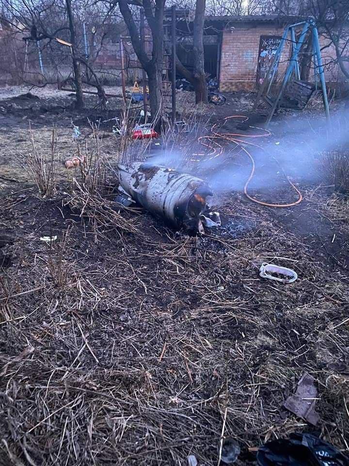 В Киеве снаряд оккупантов попал в многоэтажку и частный дом: есть пострадавший 6