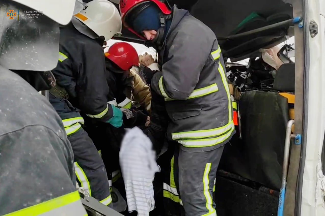 В Хмельницкой области в ДТП попал микроавтобус с переселенцами: погибли 7 человек, ещё 9 – в больнице 5