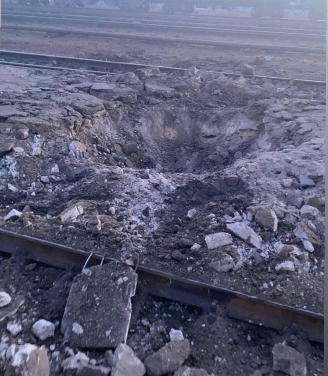 Оккупанты нанесли ракетный удар по вокзалу в Запорожье: в соседнем общежитии вылетели окна 2