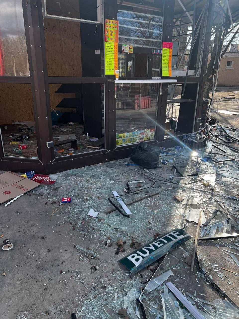 Оккупанты нанесли ракетный удар по вокзалу в Запорожье: в соседнем общежитии вылетели окна 1