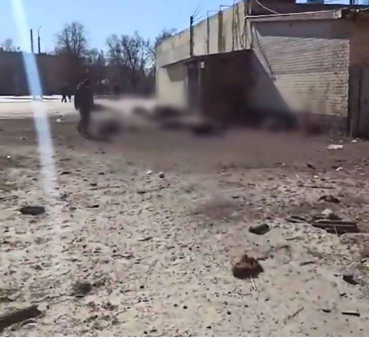 Российские оккупанты расстреляли людей, которые стояли в очереди за хлебом в Чернигове: погибли 10 человек 1