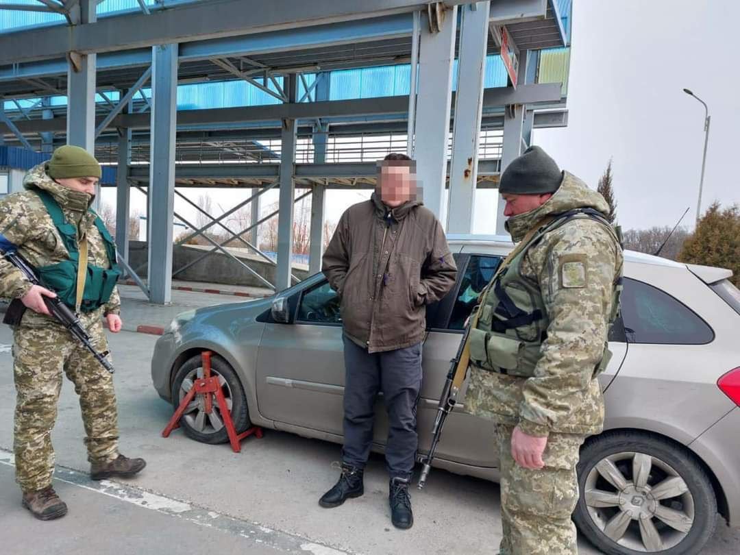 Из Украины в «пакете малыша» пытался выехать 37-летний мужчина: его задержали на границе с Молдовой 4
