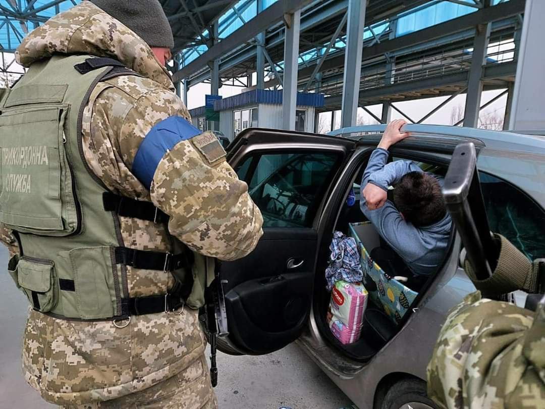 Из Украины в «пакете малыша» пытался выехать 37-летний мужчина: его задержали на границе с Молдовой 2
