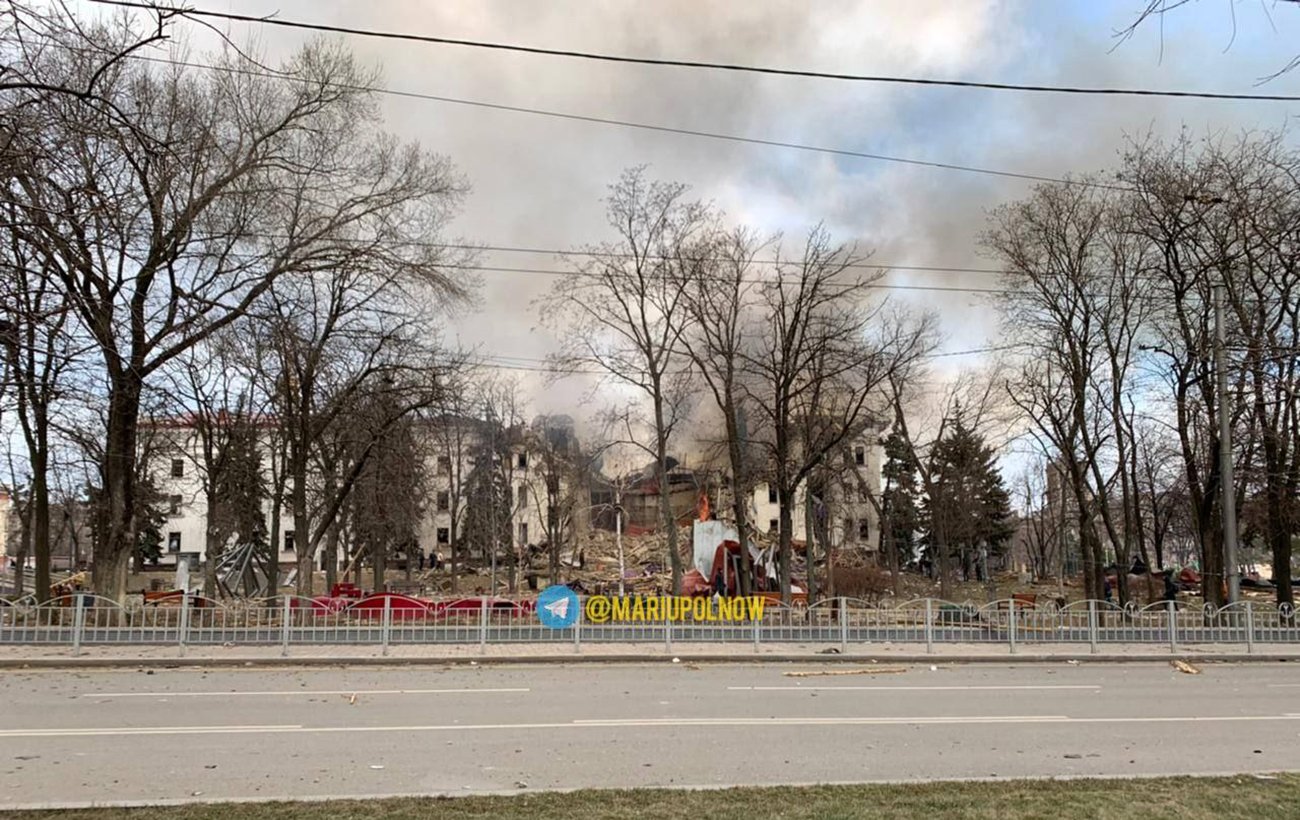 Оккупанты сбросили бомбу на драмтеатр Мариуполя: там прятались сотни людей 1