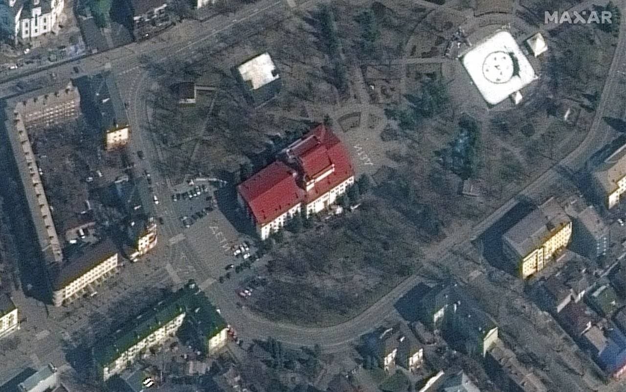 Драмтеатр у Маріуполі витримав авіаудар окупантів: дорослі та діти вижили 1