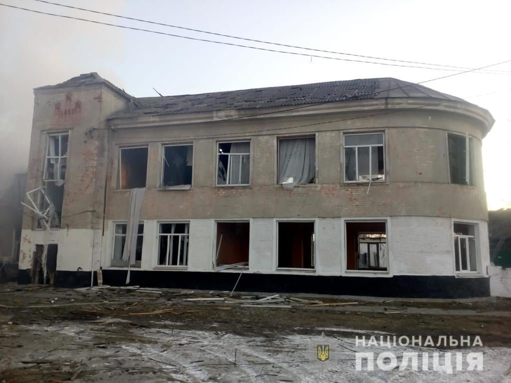Ракети окупантів влучили у школу та будинок культури в Харківській області: загинула 21 особа, ще 25 поранено 1