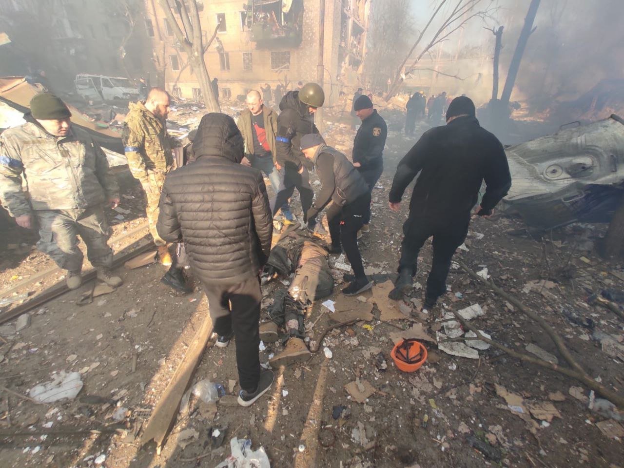 В Киеве на многоэтажку упала сбитая ракета: один человек погиб, ещё 4 получили травмы 3