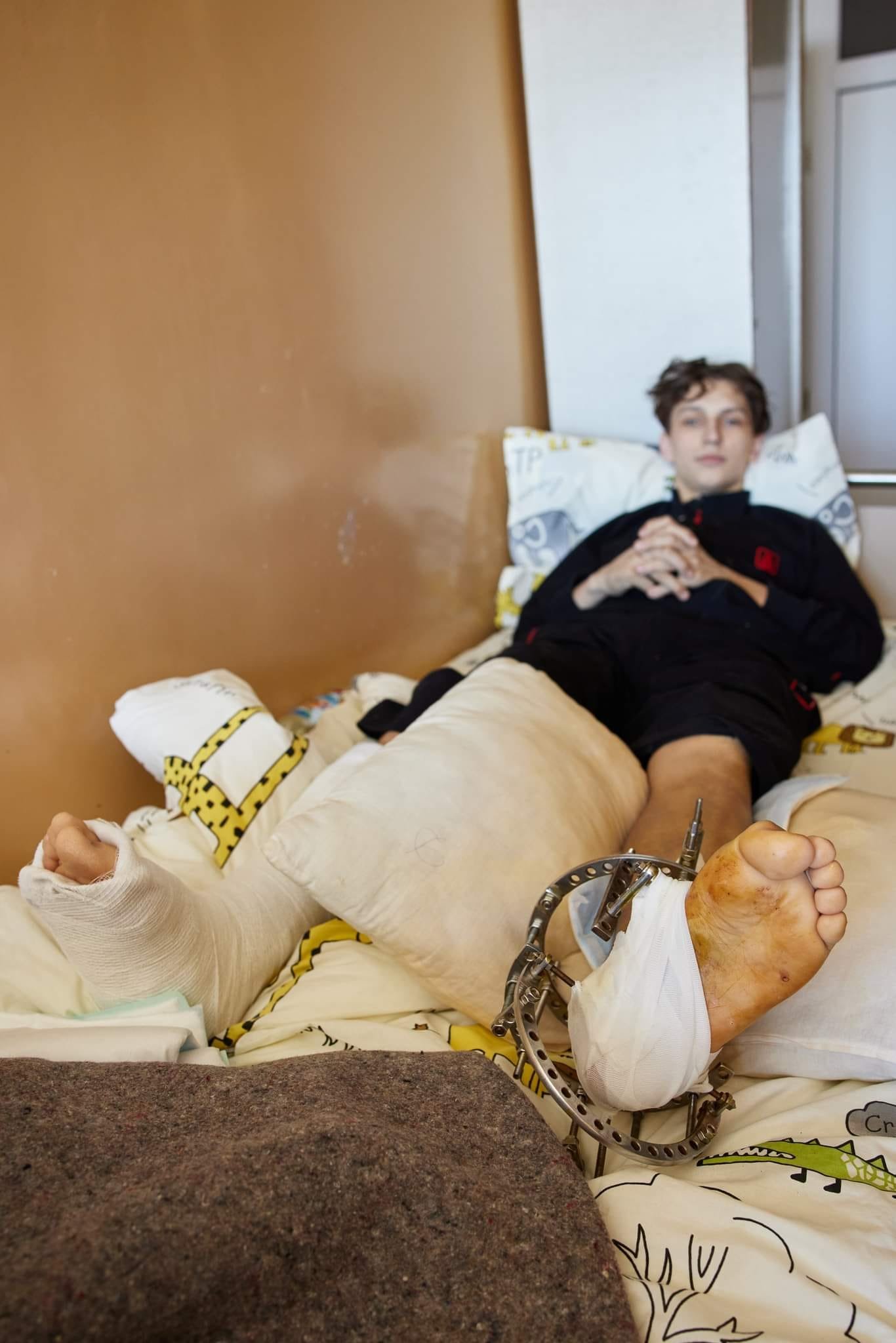 Под Черниговом на мине оккупантов взорвался автомобиль. Взрослые погибли, дети получили тяжёлые ранения, но спаслись 1