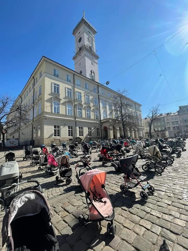 Российские оккупанты убили 109 детей: в центре Львова выставили пустые детские коляски и просят закрыть небо над Украиной 1