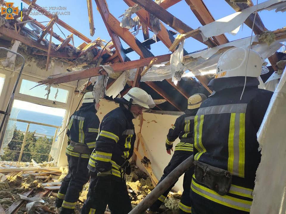 Оккупанты с кораблей обстреляли дома в Одессе 3