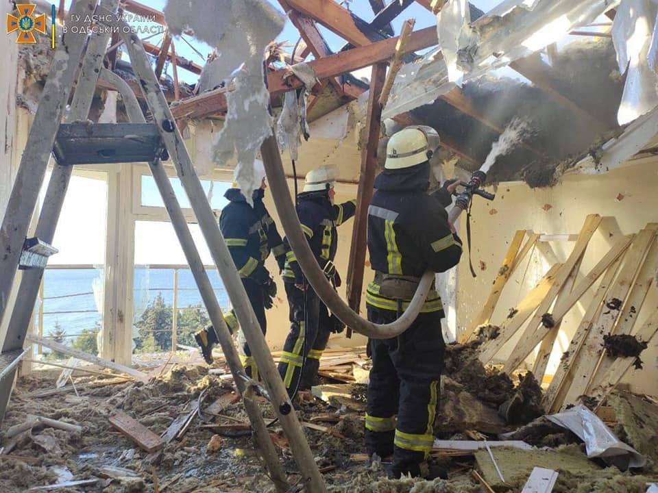 Оккупанты с кораблей обстреляли дома в Одессе 2