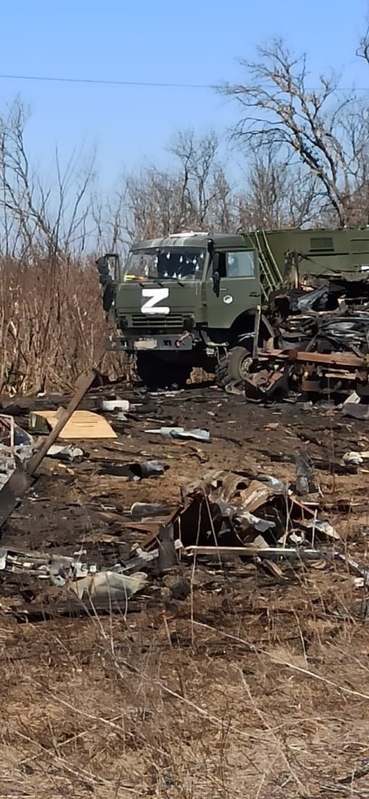 На фото место боя и уничтоженный российский военный грузовик