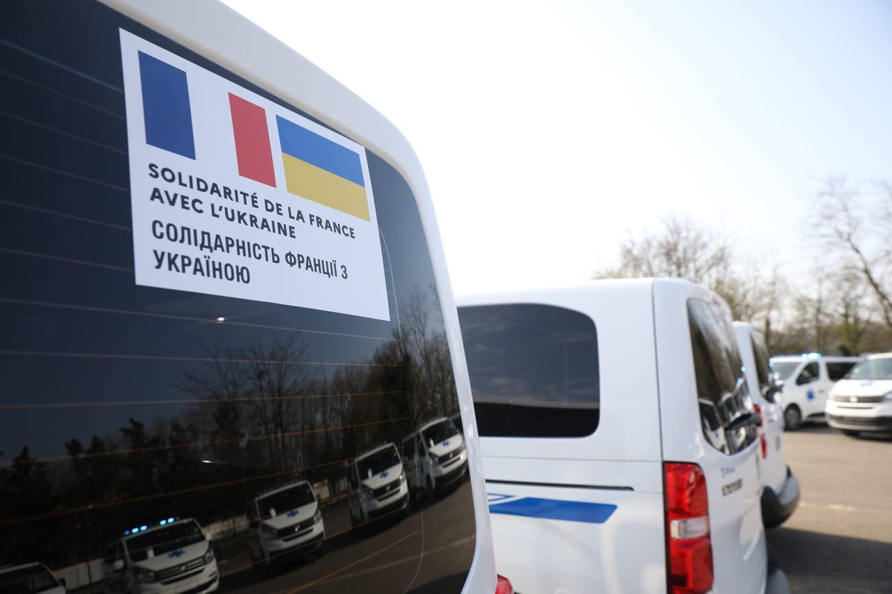 Франция передала Украине 11 пожарных машин, 16 карет скорой помощи и медицинское оборудование 1