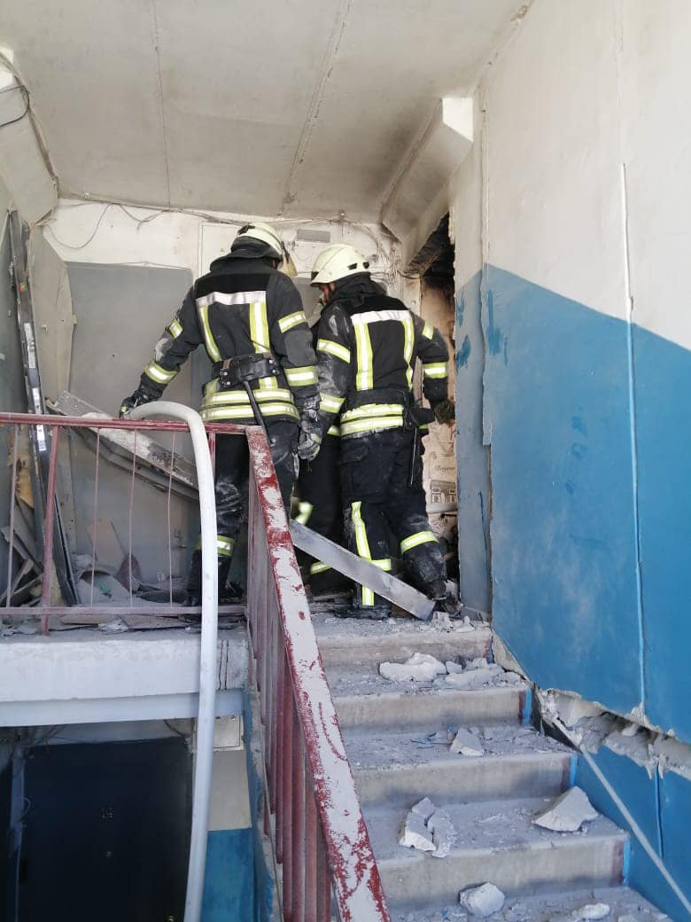 В Рубежном снаряд оккупантов попал в многоэтажку: погибли 3 человека, из них — 2 ребёнка 1