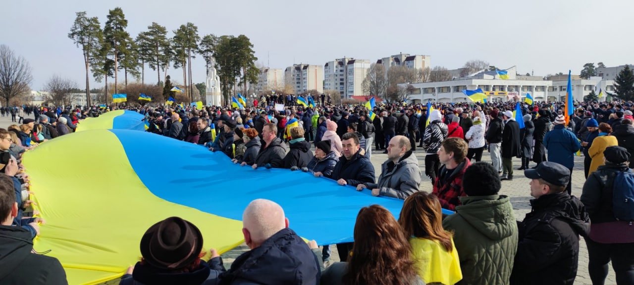 В Славутиче жители вышли на митинг против российских оккупантов 3