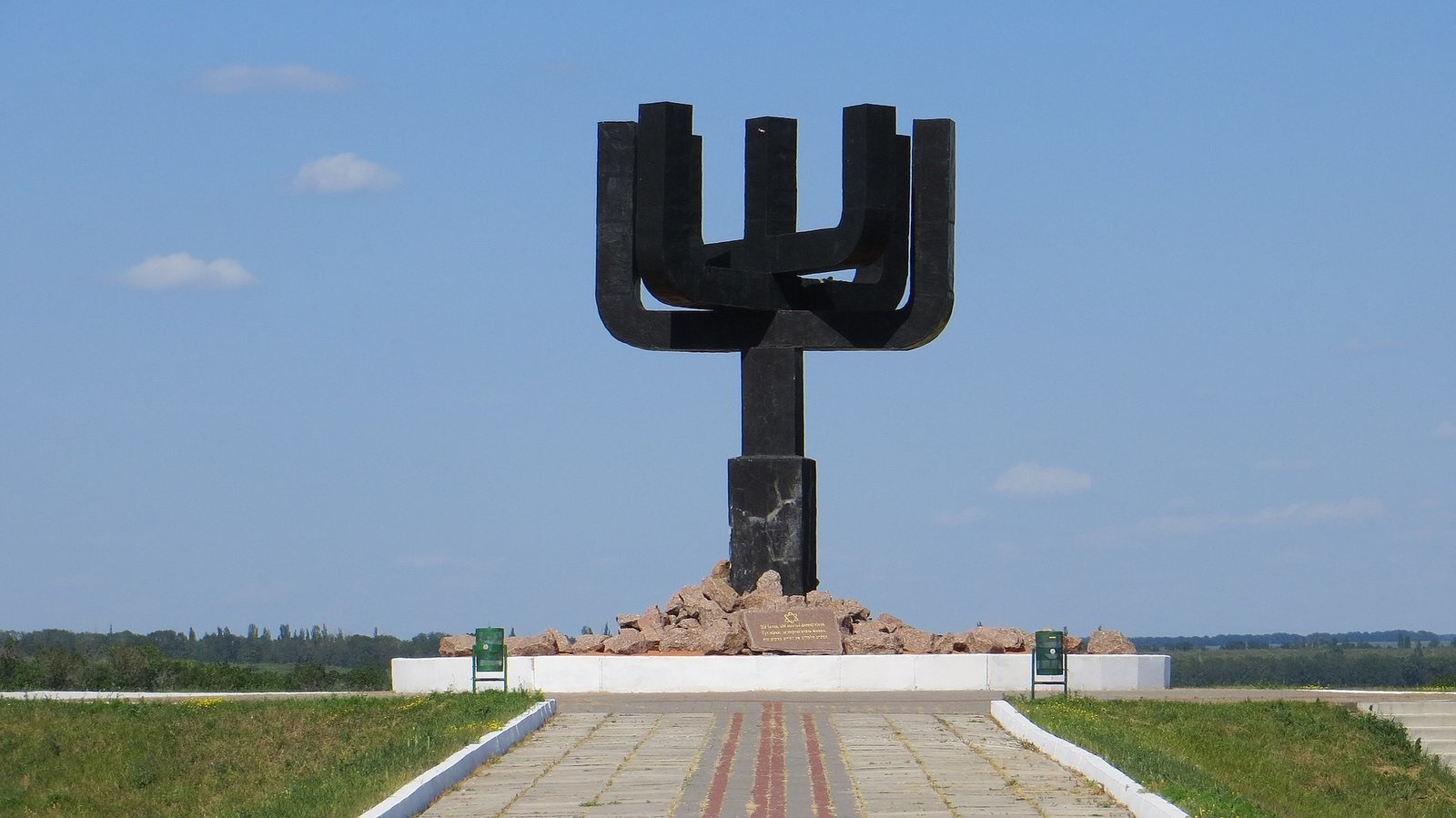 Російські «денацифікатори» знищили меморіал пам’яті жертв Голокосту Дробицький Яр 1