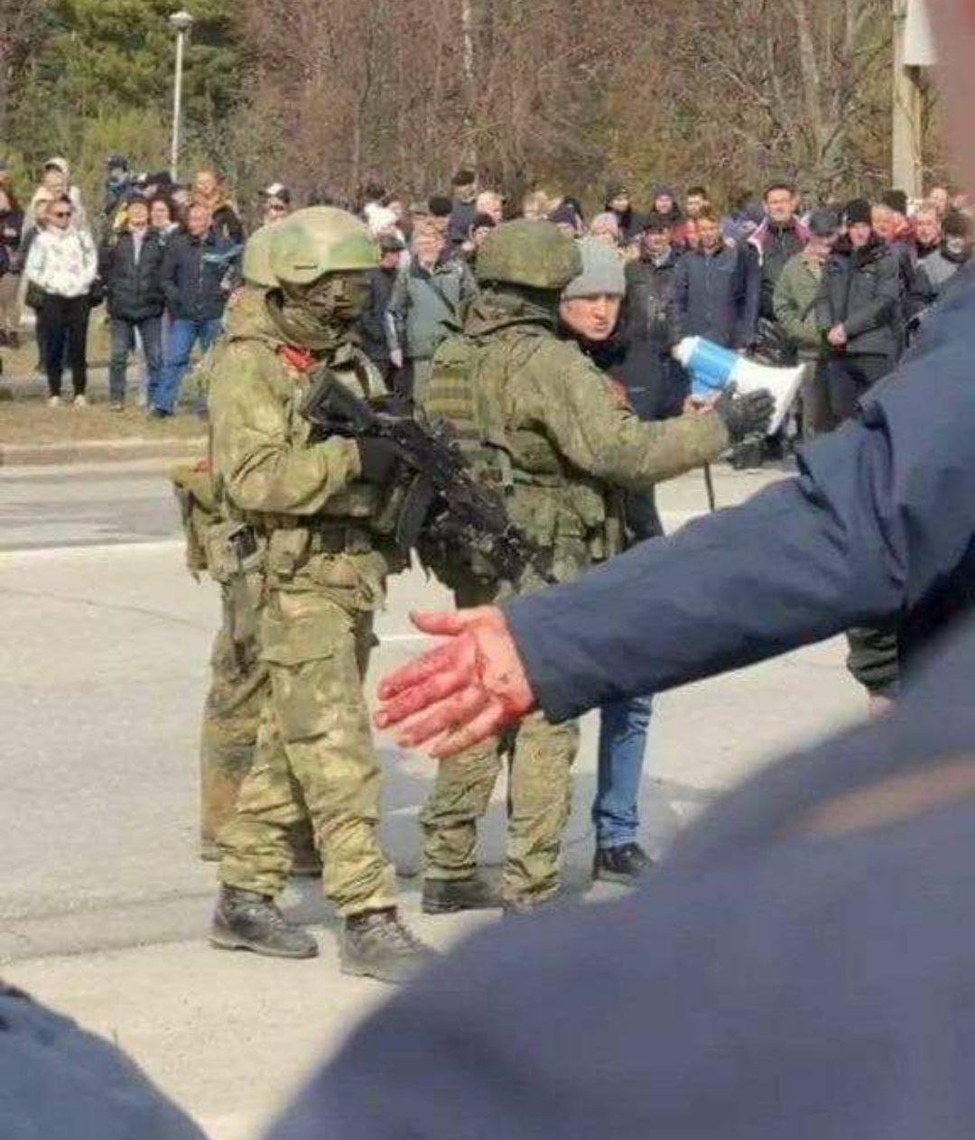 В Славутиче оккупанты пытались разогнать митинг, стреляя в воздух: есть раненые 1