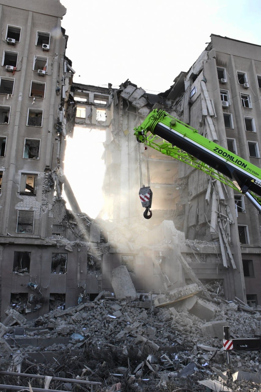 Ракетный удар по зданию ОГА в Николаеве: из-под завалов достали тела 7 погибших 2