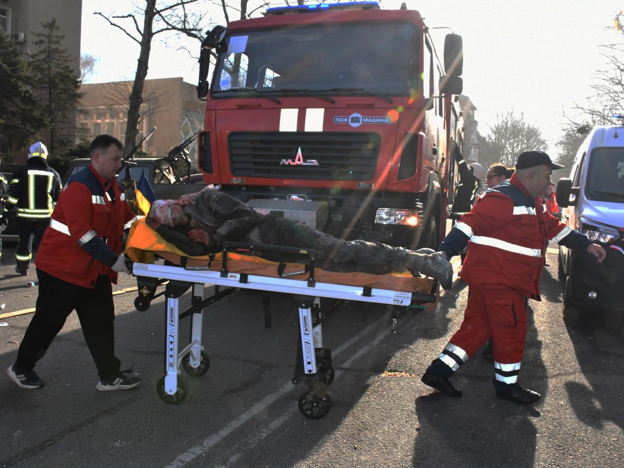 Ракетный удар по зданию ОГА в Николаеве: из-под завалов достали тела 7 погибших 9
