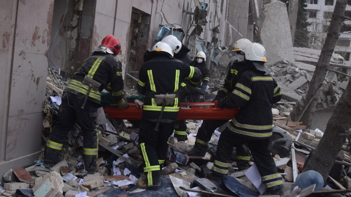Ракетный удар по зданию ОГА в Николаеве: из-под завалов достали тела 7 погибших 7