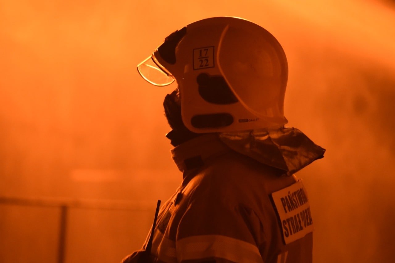 В Ровенской области до сих пор тушат пожар после ракетного удара по нефтебазе 7