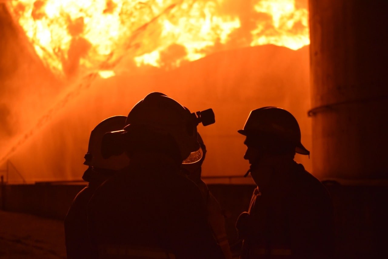 В Ровенской области до сих пор тушат пожар после ракетного удара по нефтебазе 6