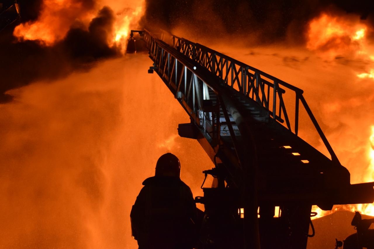 В Ровенской области до сих пор тушат пожар после ракетного удара по нефтебазе 3