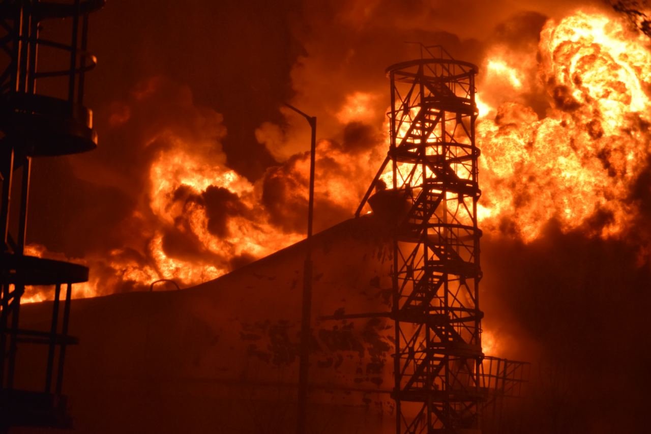 В Ровенской области до сих пор тушат пожар после ракетного удара по нефтебазе 2