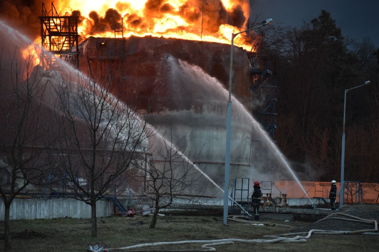 В Ровенской области до сих пор тушат пожар после ракетного удара по нефтебазе 1