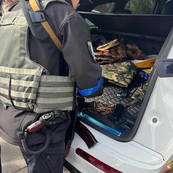 В Киеве мужчина с двумя десятками человек угрожал расстрелять полицейских 2