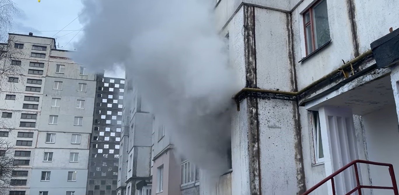 В Хмельницком загорелась квартира в многоэтажке. Среди спасённых – младенец и четверо взрослых 1