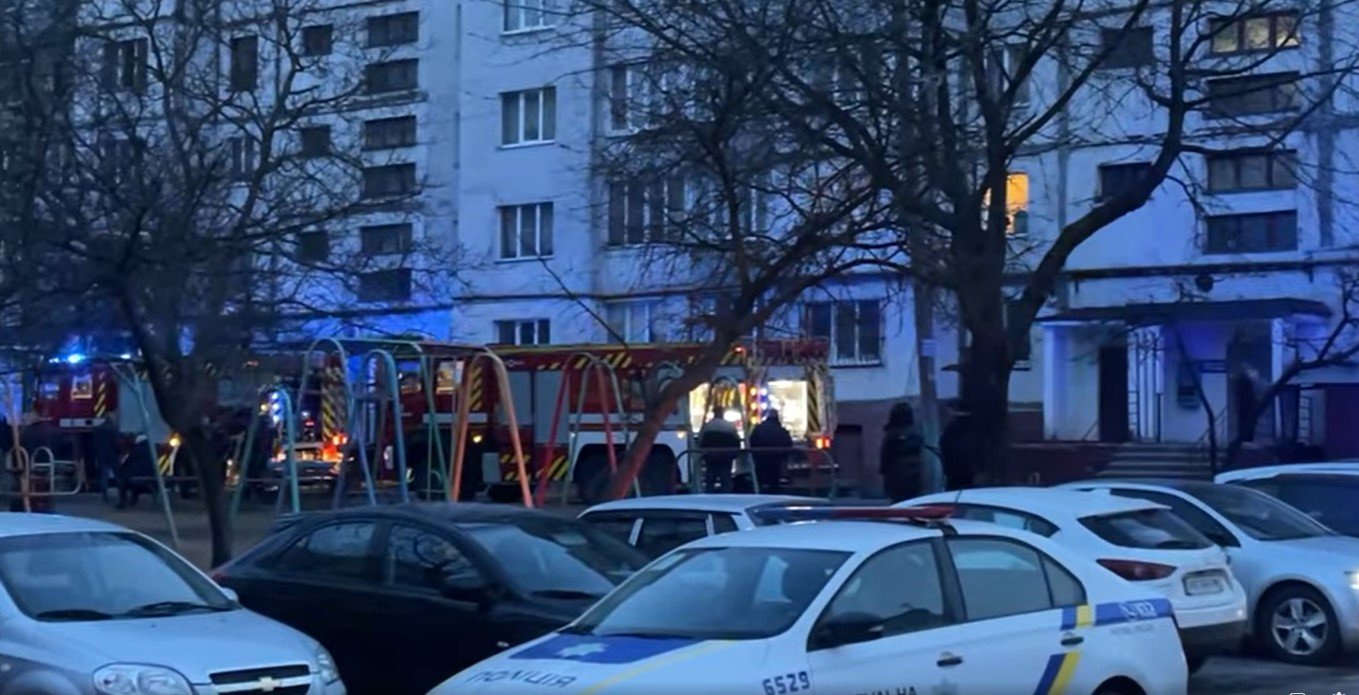 В Хмельницком загорелась квартира в многоэтажке. Среди спасённых – младенец и четверо взрослых 2