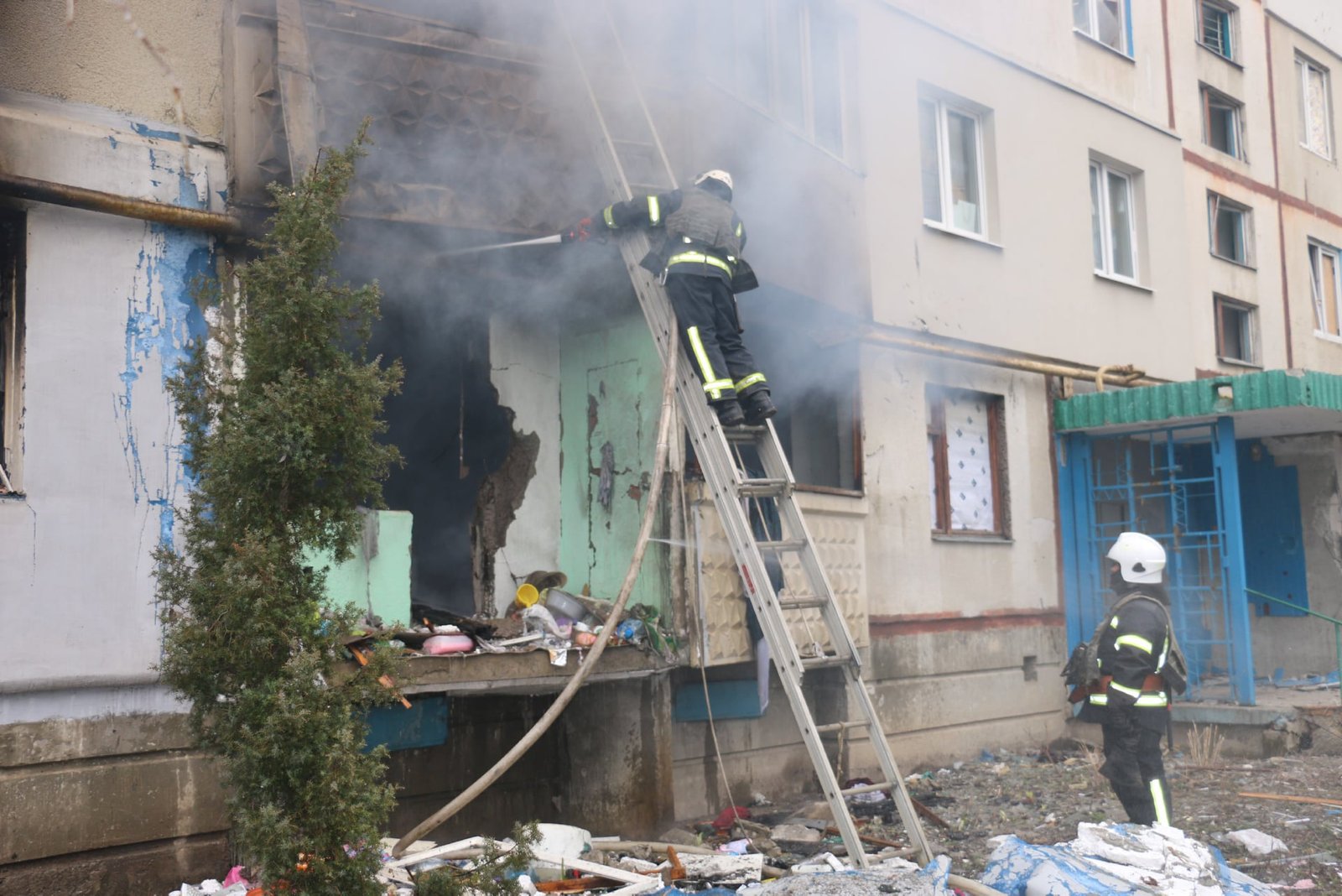 В Харькове из-за обстрелов загорелись около 10 квартир в пяти многоэтажках 2