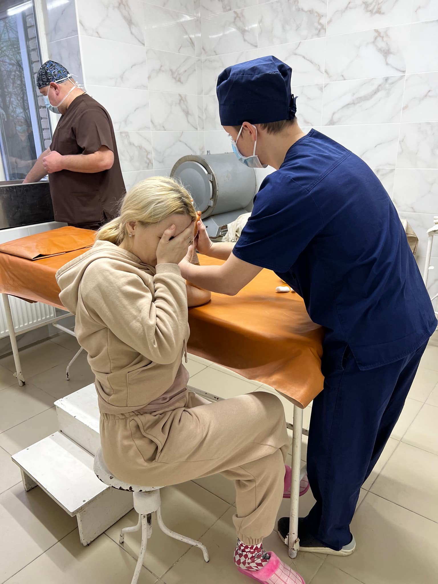 Под Гостомелем оккупанты обстреляли автомобиль: раненая женщина выбралась из горящего салона и спасла двух маленьких детей 1