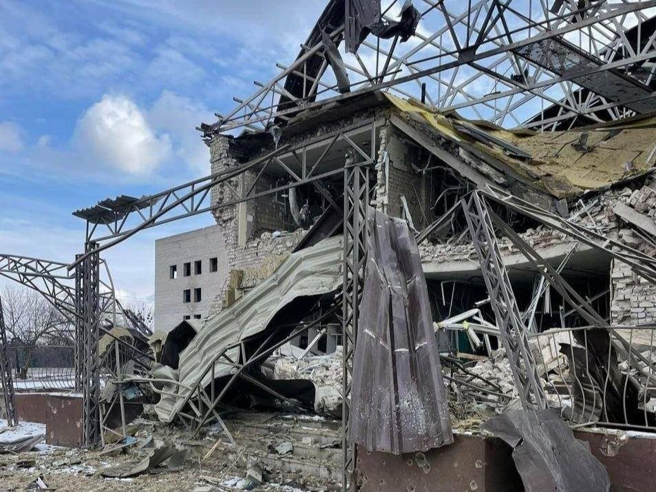 Нет воды, газа, света и мобильной связи: в Изюме 20 тысяч жителей остаются под обстрелами российских войск 1