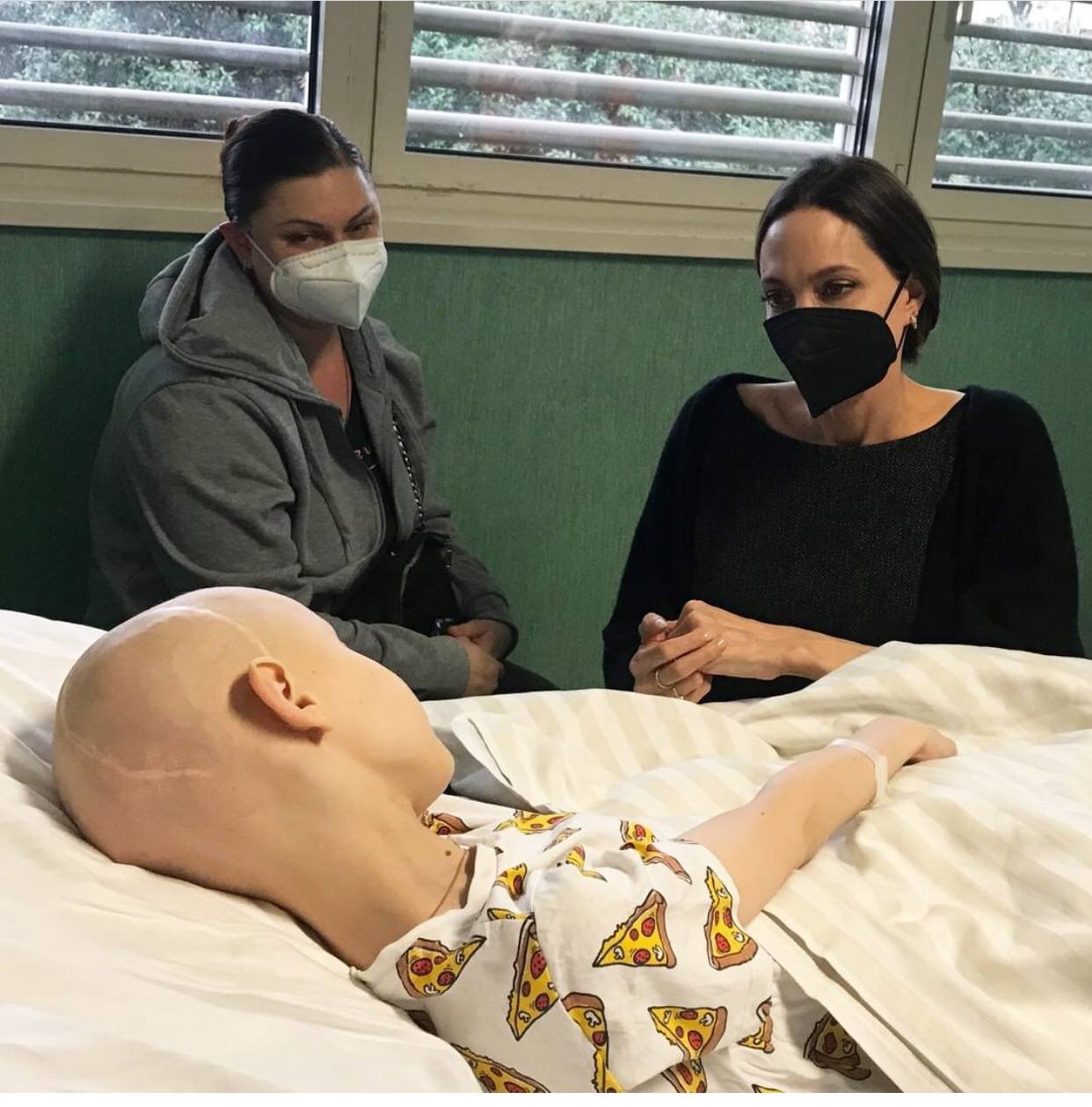 "Молюсь за припинення війни": Анджеліна Джолі відвідала лікарню в Римі, де лікуються діти з України 3