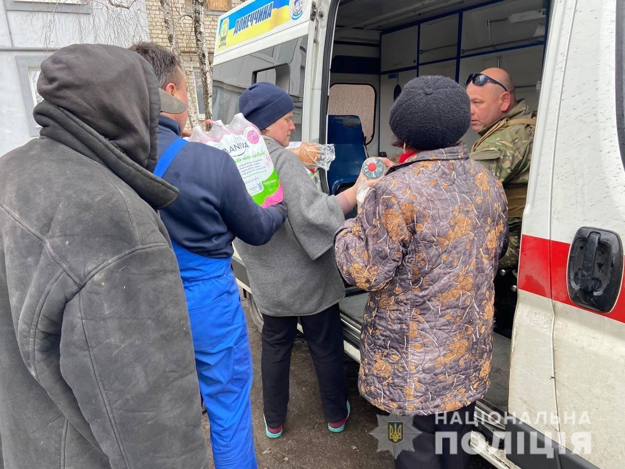 Окупанти відкрили вогонь по мирному місті Мар'їнка: поліцейські під обстрілом евакуювали поранених жителів 1
