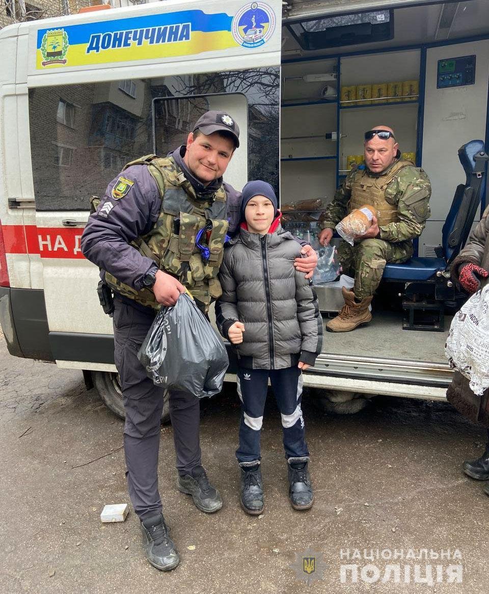 Окупанти відкрили вогонь по мирному місті Мар'їнка: поліцейські під обстрілом евакуювали поранених жителів 2