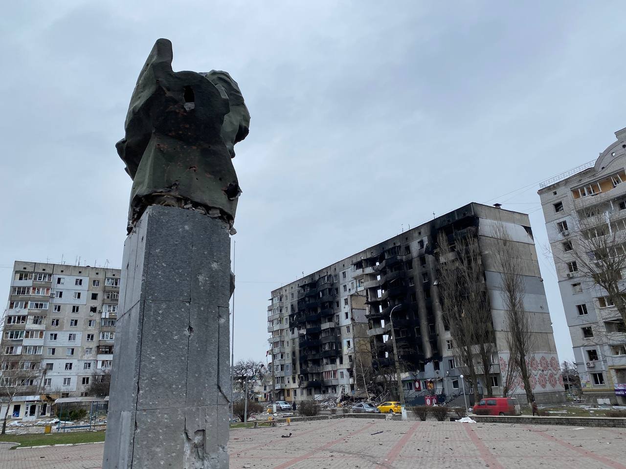 Розстрілювали мирних мешканців та будинки, блокували евакуацію та мародерствували: звірства рашистів у селищі Бородянка 1