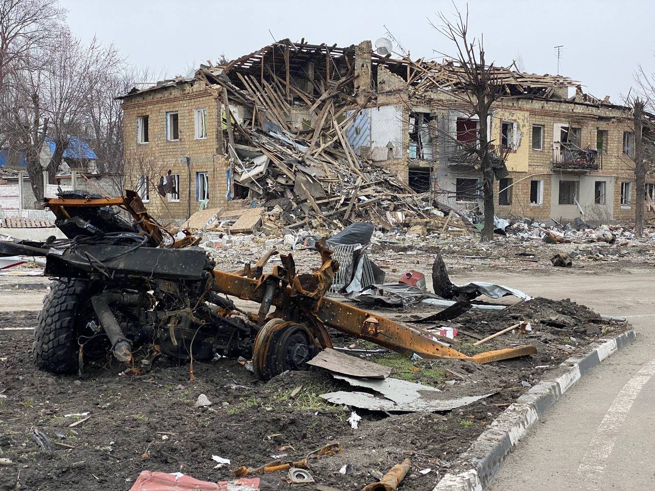 Розстрілювали мирних мешканців та будинки, блокували евакуацію та мародерствували: звірства рашистів у селищі Бородянка 4