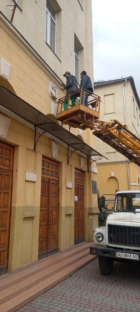 В Мукачево демонтировали памятник российскому поэту Пушкину 2