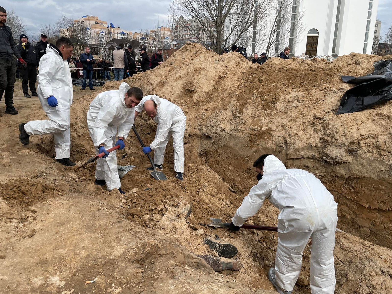 В Буче эксгумируют тела людей, которых убили российские оккупанты 3