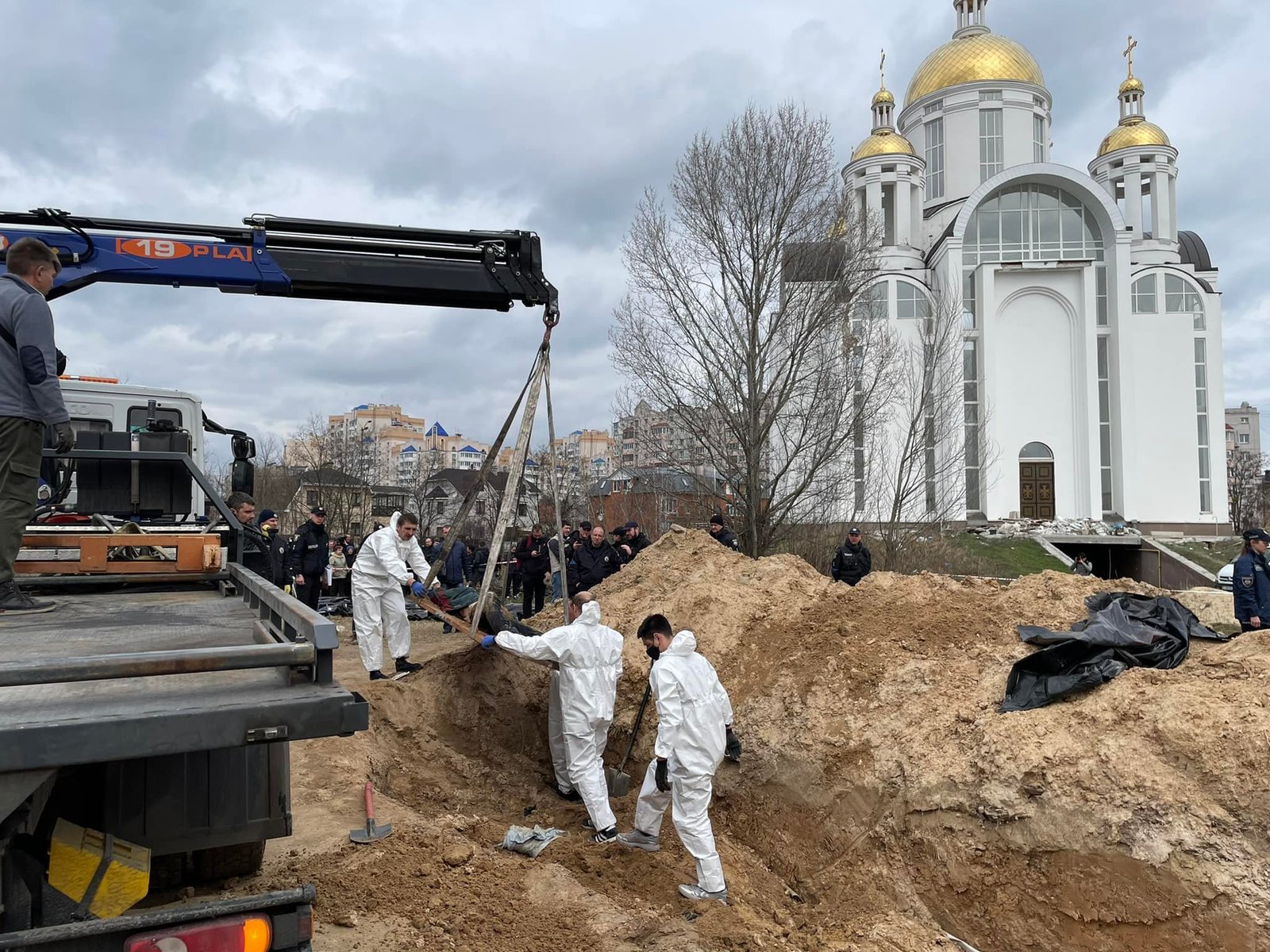 В Буче эксгумируют тела людей, которых убили российские оккупанты 2