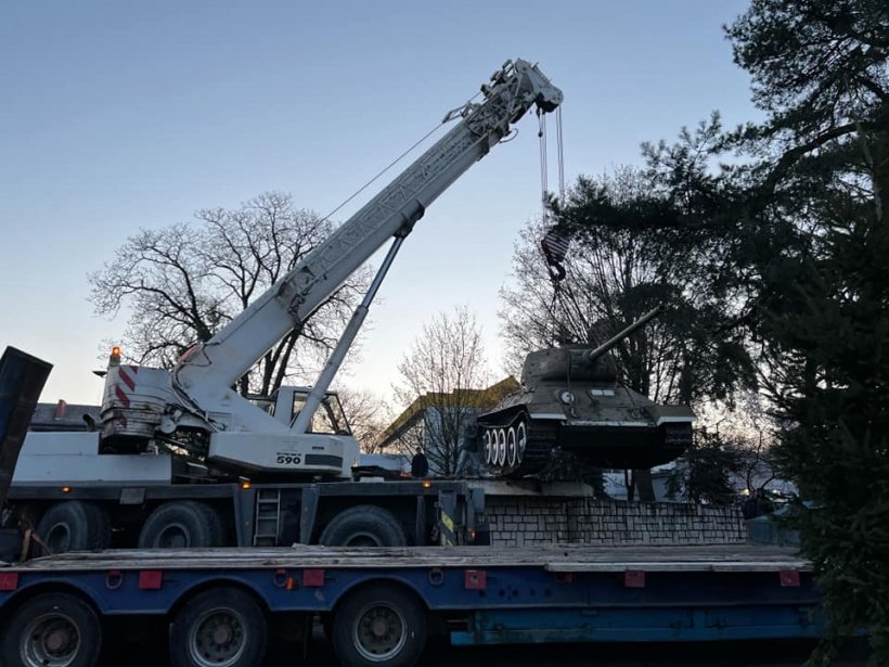 В Мукачево демонтировали памятник советскому танку 3