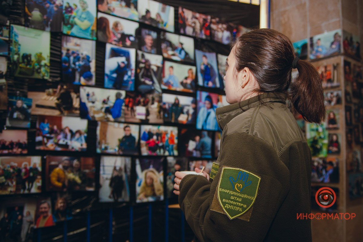 Тонны продуктов и лекарств, тысячи бронежилетов и помощь десяткам тысяч беженцев: как справляются волонтёры Днепра 4