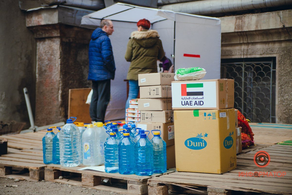 Тонны продуктов и лекарств, тысячи бронежилетов и помощь десяткам тысяч беженцев: как справляются волонтёры Днепра 5